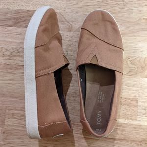 Women's 7.5 TOMS Avalon Slip On Tan (Almond Canvas) Shoe